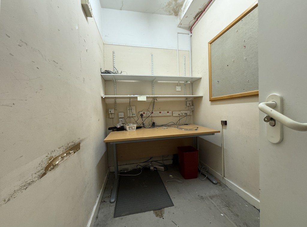 Lot: 42 - SUBSTANTIAL FREEHOLD FORMER PHARMACY WITH EXTENSIVE COMMERCIAL ACCOMMODATION - Office area